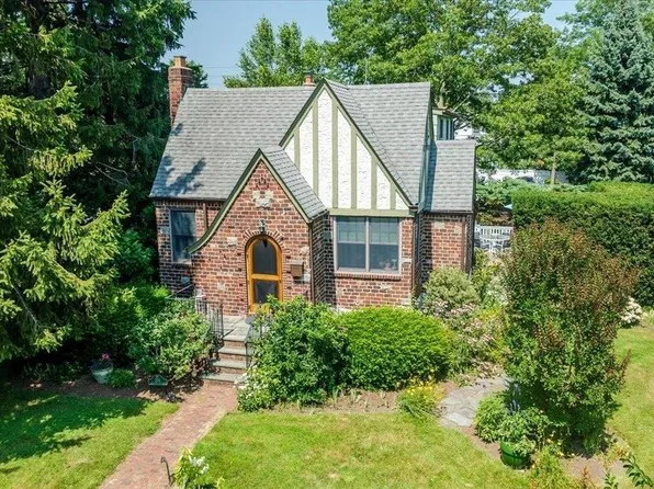 356 Lakeview Avenue E, Brightwaters, NY 11718