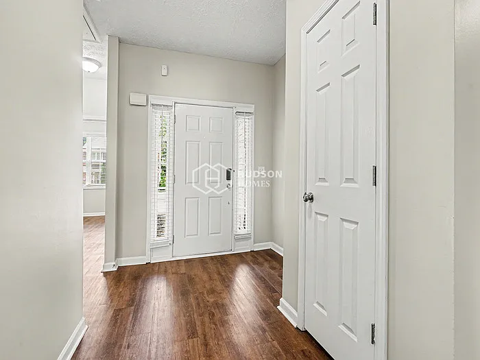 1060 Clairidge Ln — Photo 3