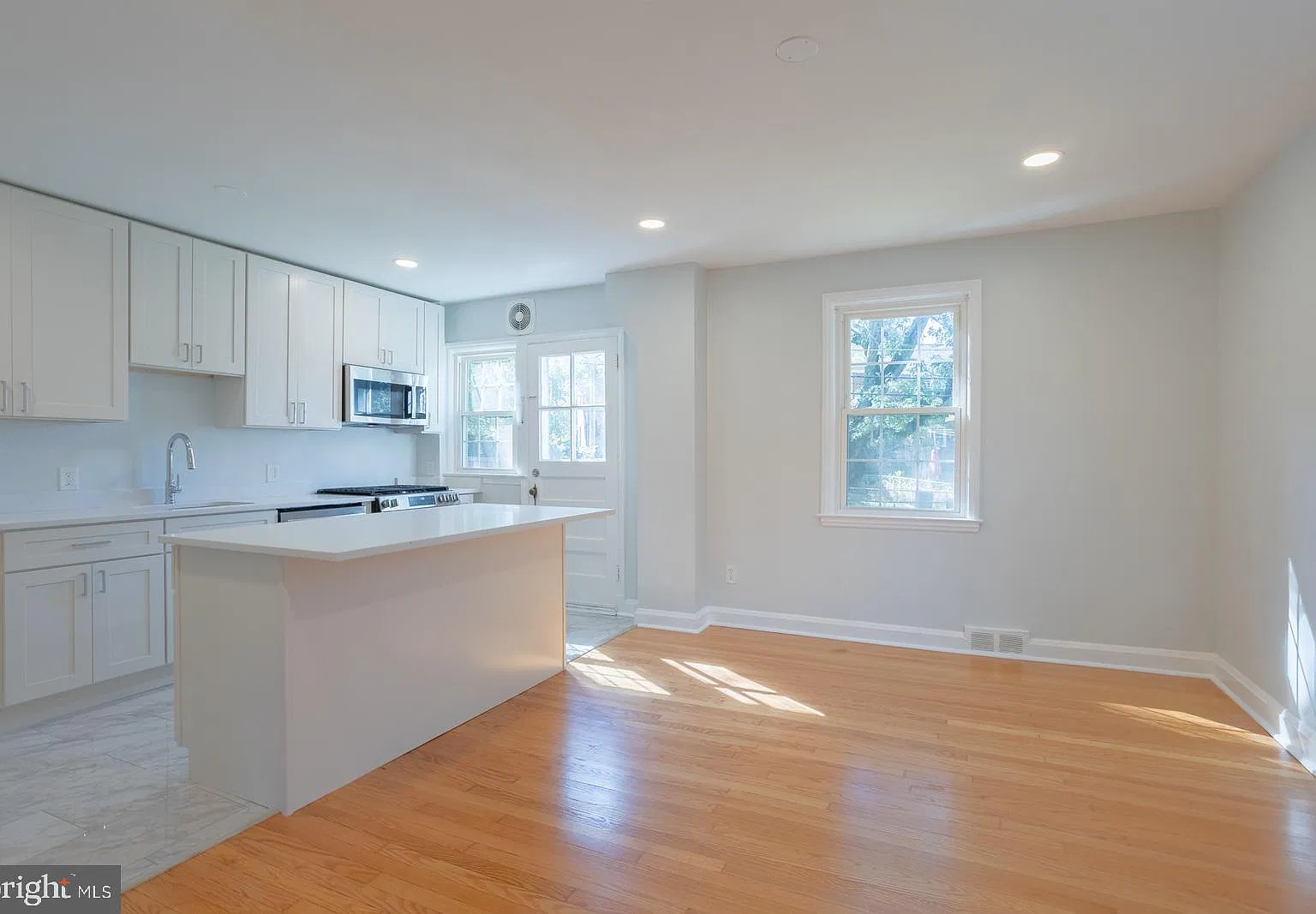 3 bed, 1.0 bath, 1216 sqft, $2,600 — Photo 3