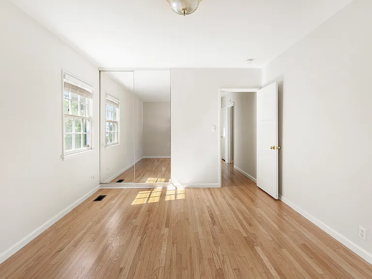 982 Athens St — Photo 29