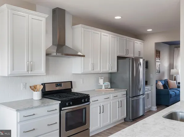 2189 Danville Dr, Pennsburg, PA 18073
