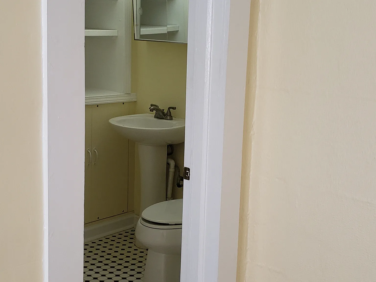 2 bed, 900 sqft, $1,700 — Photo 3