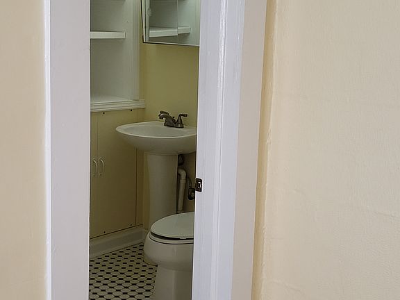 3rd image of 919 Russell St APT 3