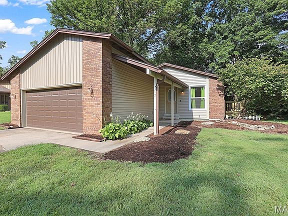 2nd image of 13 Dogwood Ln