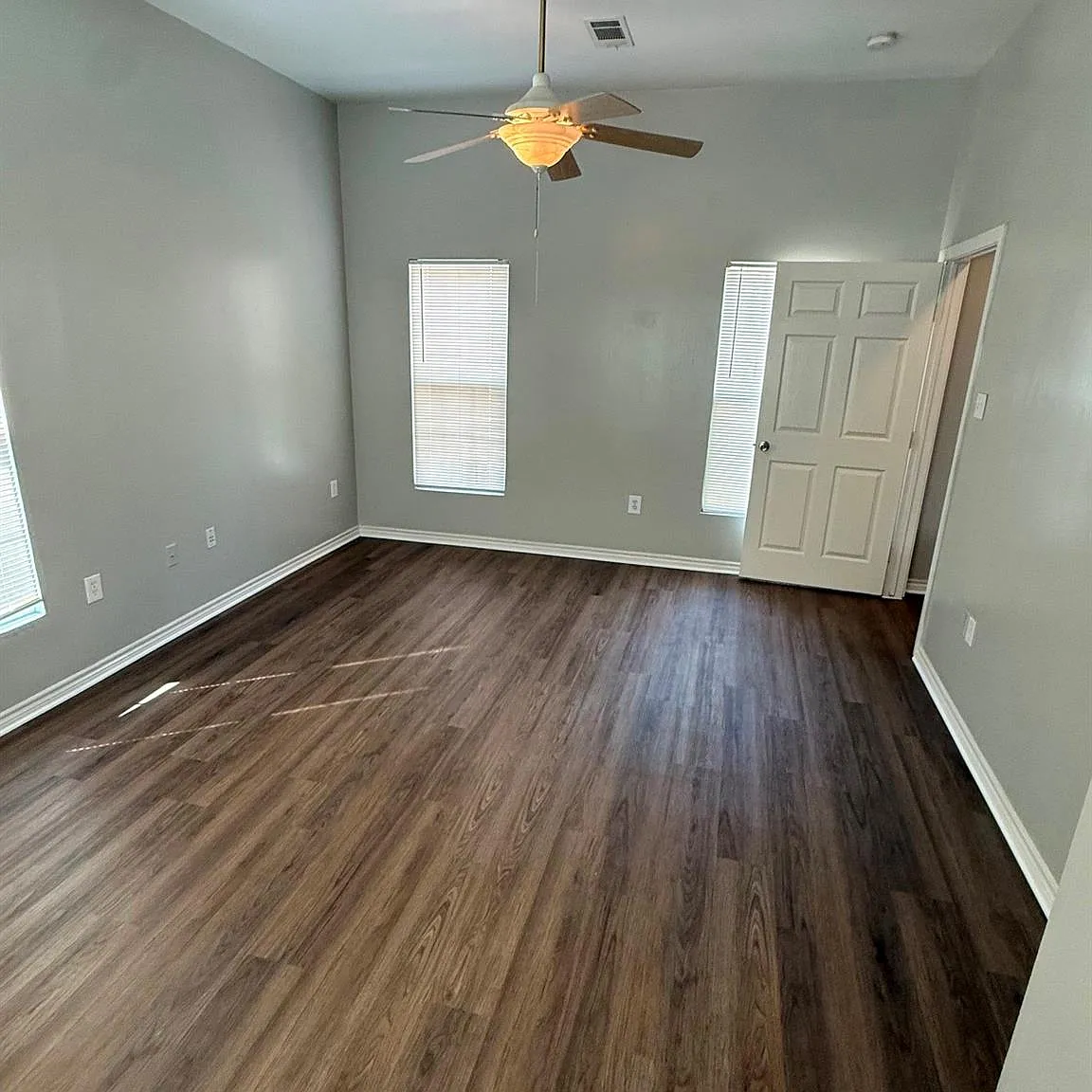 2 bed, 2.5 bath, 2912 sqft, $2,200 — Photo 4