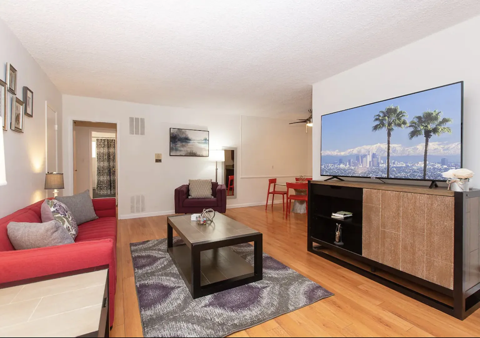 Trendy and Spacious 2 BD/2Bath Furnished Flat in WEHO — Photo 4