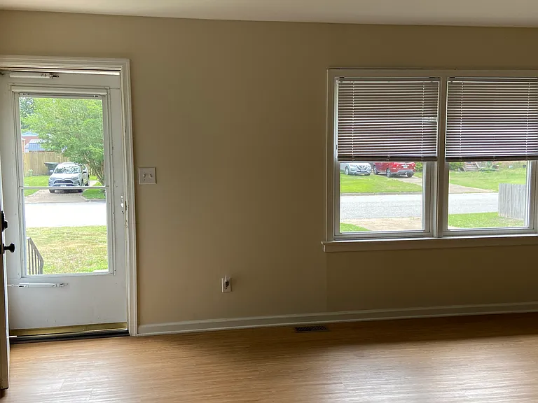 340 Redheart Dr — Photo 3