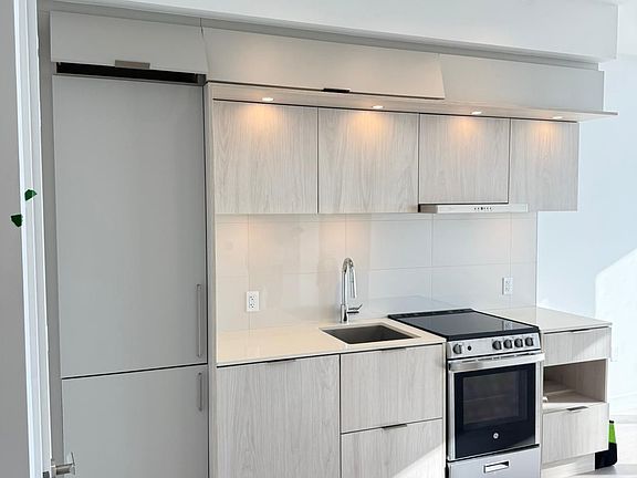 4th image of 448 Burnhamthorpe Rd W #2111