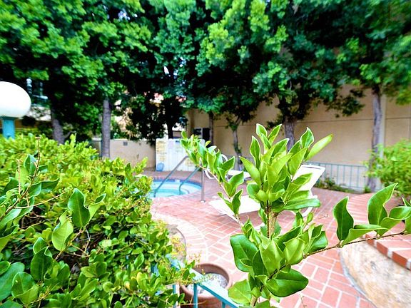 3rd image of 18307 Burbank Blvd Unit 87