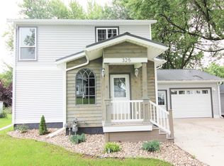 325 Summit Ave, Farnhamville, IA 50538