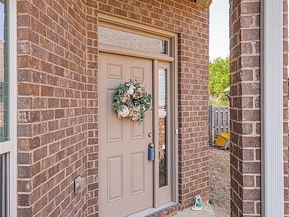 3rd image of 418 Glen Cross Way
