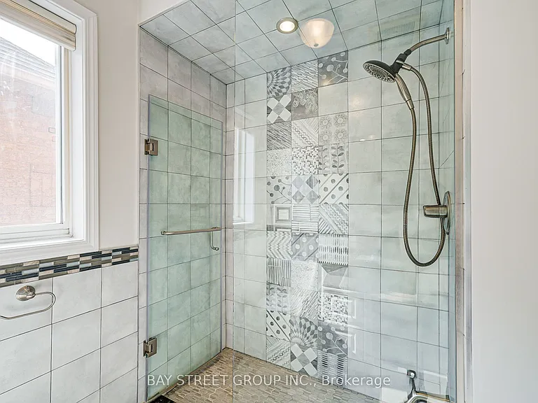 43 Tower Bridge Cres — Photo 19