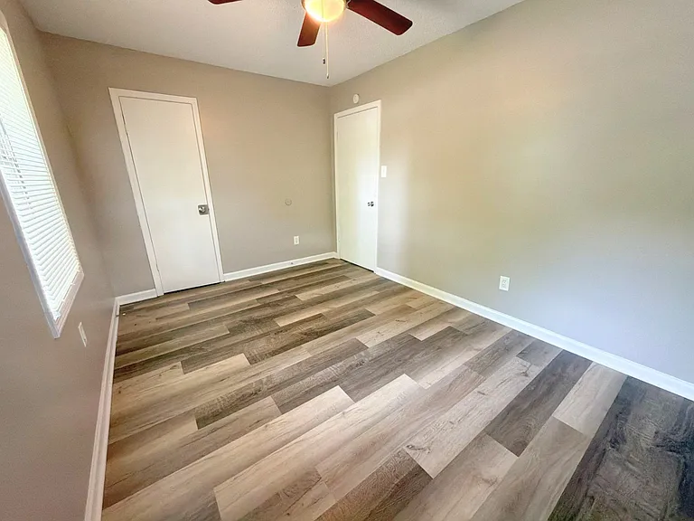 445 W Brooks Rd — Photo 14