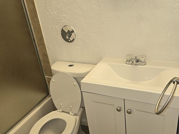 4th image of 3605 Knox Ct #102
