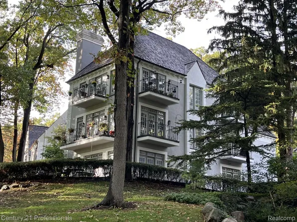 5423 Bristol Parke Dr, Clarkston, MI 48348