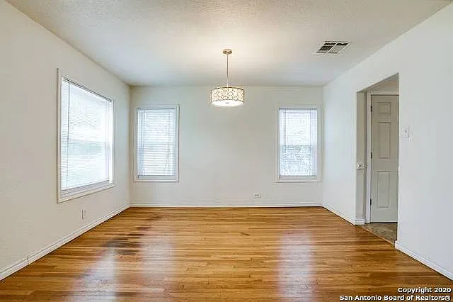 3 bed, 1.0 bath, 1278 sqft, $1,700 — Photo 4