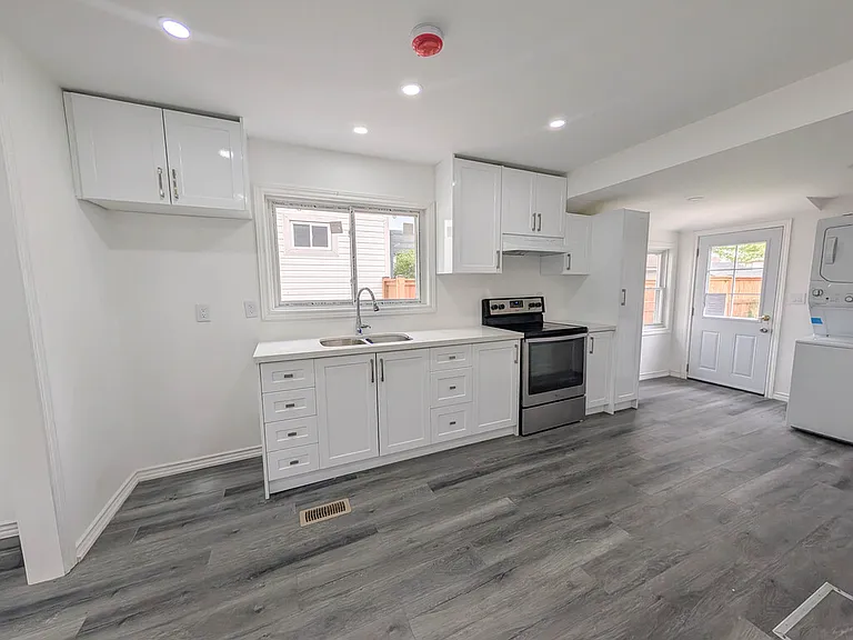168 Borden Ave — Photo 8