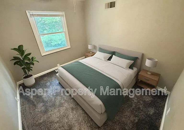 314 S Woodlawn Ave — Photo 9