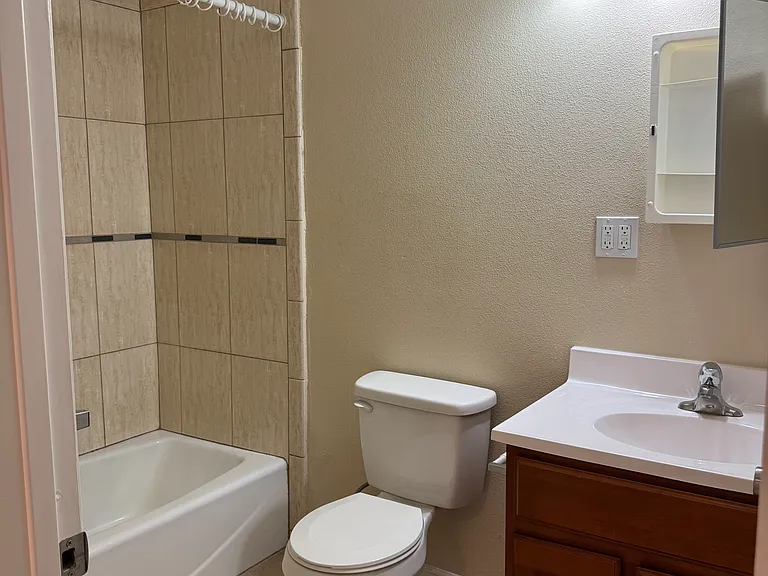 2670 N Humbert Ave — Photo 11