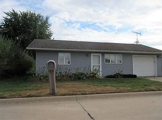 104 E 10th St, Monticello, IA 52310