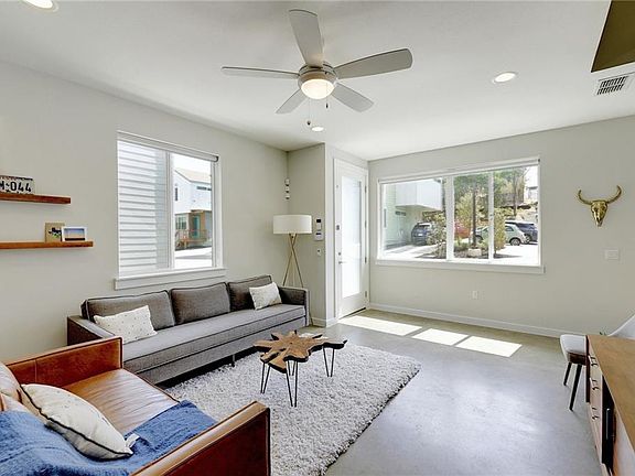 3rd image of 705 N Bluff Dr Unit 10