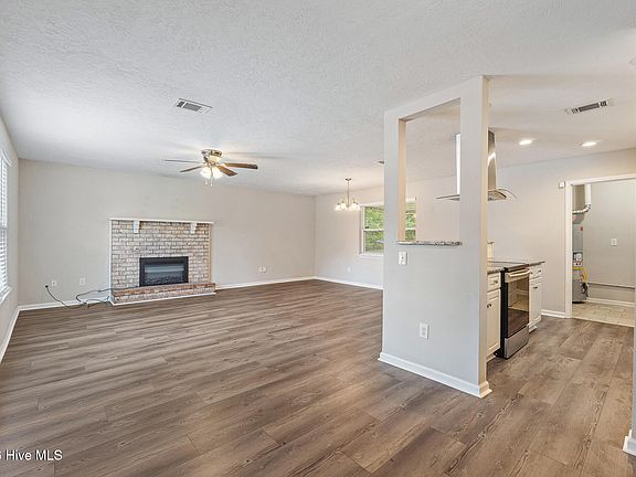 3rd image of 623 Thomas Drive
