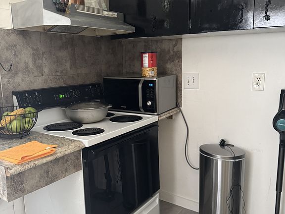 4th image of 2920 NW 18th St #1