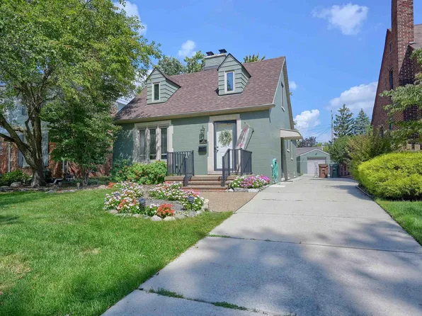 1496 Roslyn Rd, Grosse Pointe Woods, MI 48236