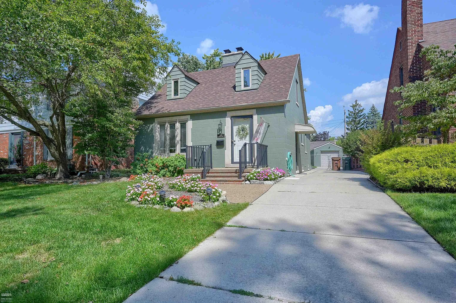 1496 Roslyn Rd photo 1