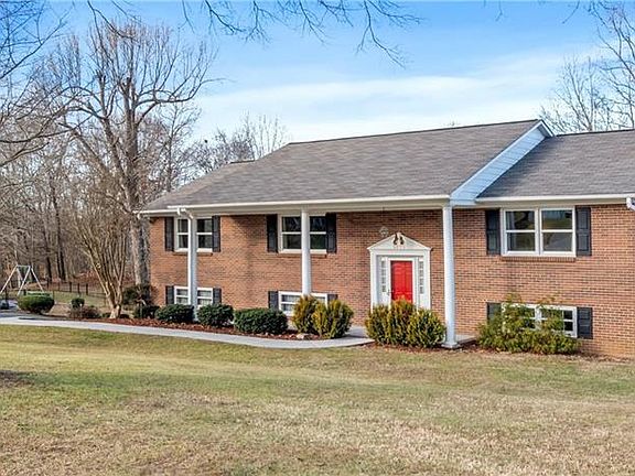 3rd image of 1395 Glen Oaks Rd