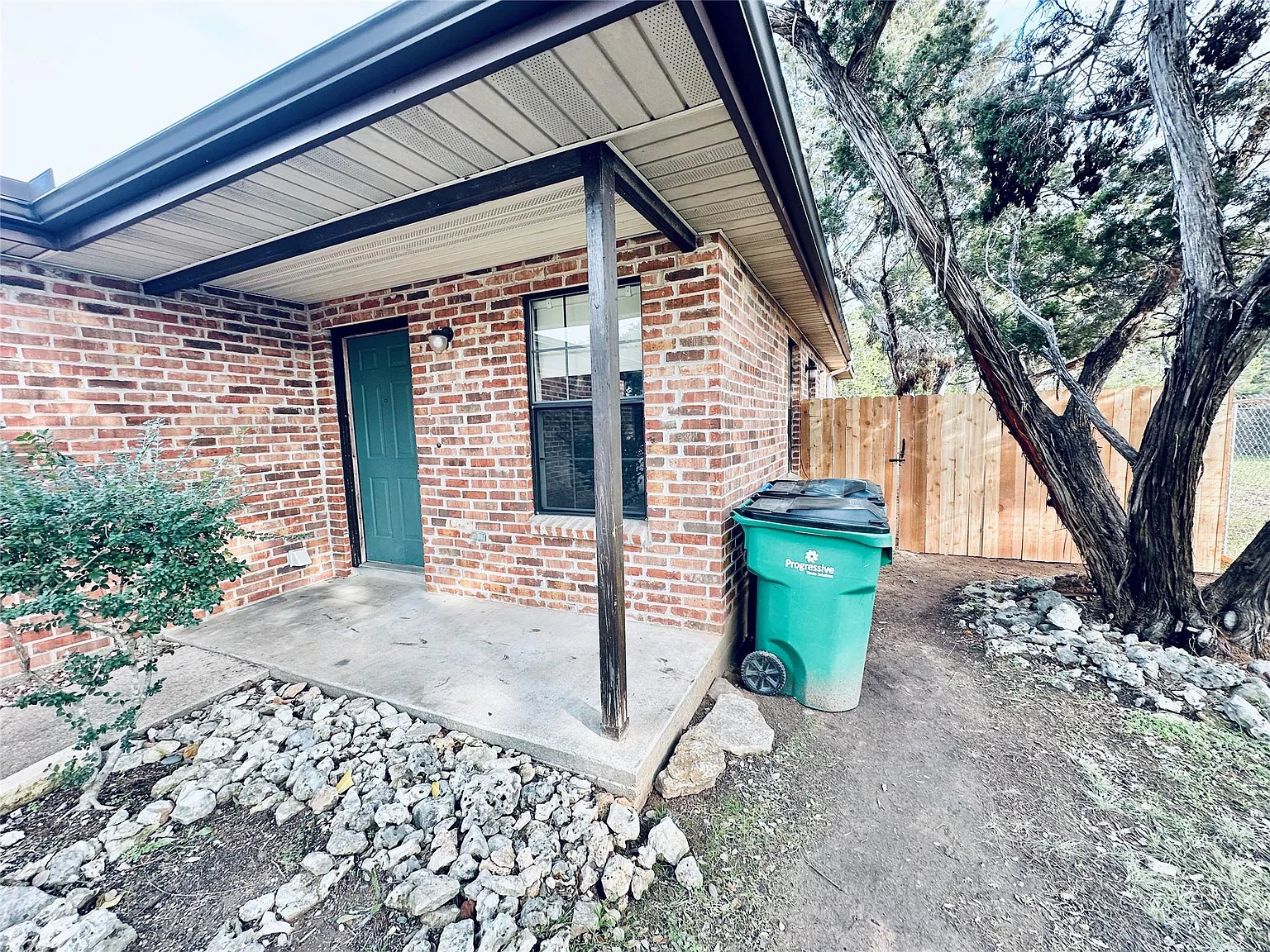 3 bed, 2.0 bath, 1216 sqft, $1,595 — Photo 2