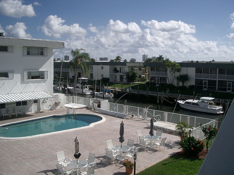 Pool,Clubhouse,Docks