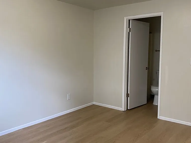7845-7895 SW Hillcrest Pl #11801-11803 — Photo 11