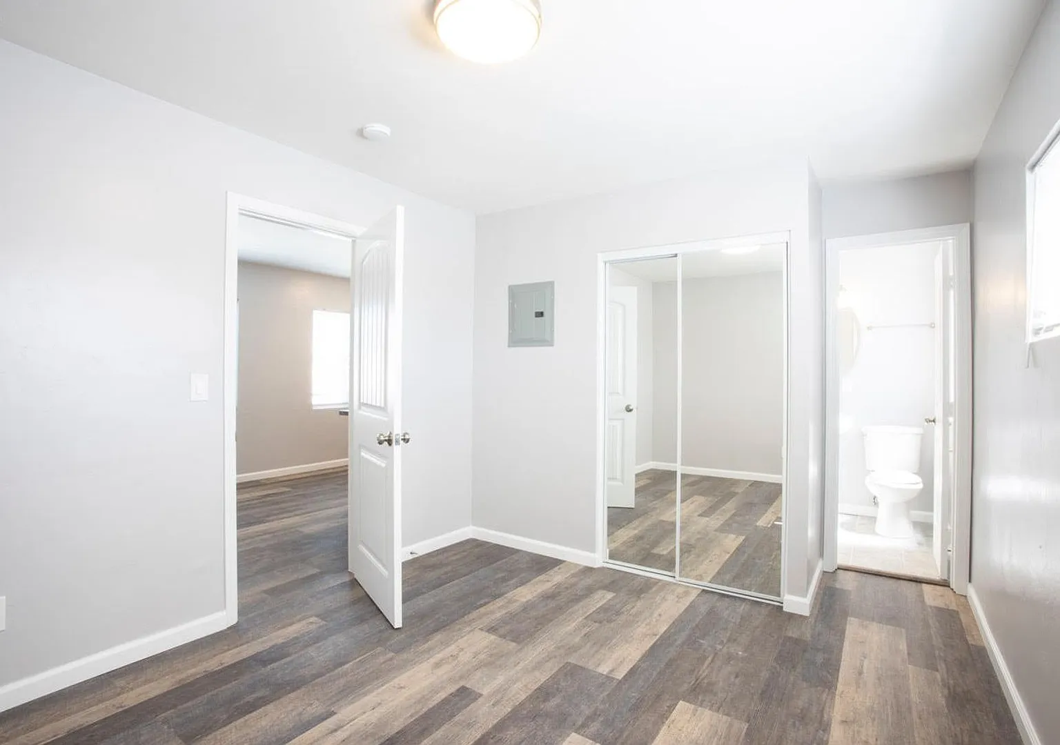 Cherokee Ave | 3853 — Photo 3