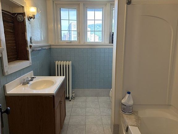 3rd image of 439 Somerset St