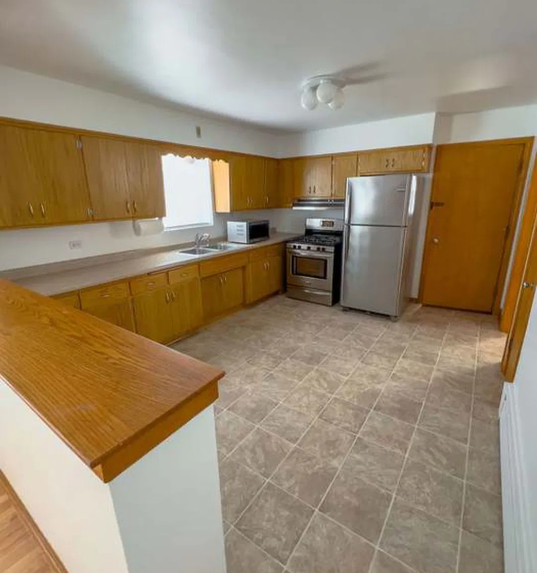 3 bed, 980 sqft, $1,800 — Photo 2