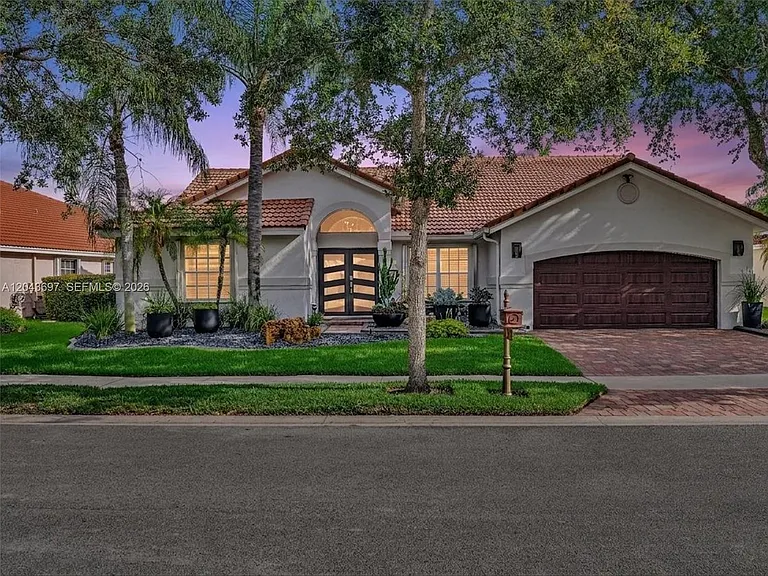 639 Verona Pl — Photo 2