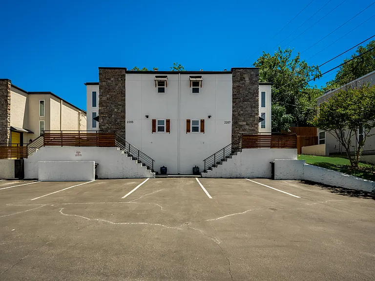 2205 Park Hill Dr — Photo 2