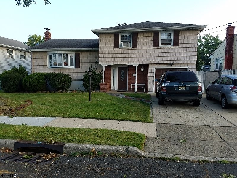 2nd image of 704 Garden St