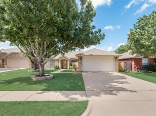 802 La Sierra Ct, Crowley, TX 76036