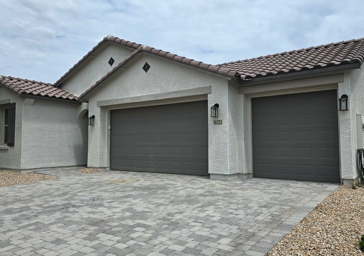 Three car garage! Closer to Surprise than Wittman! — Photo 2