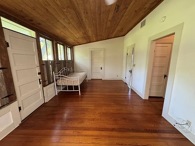 509 W Creek St — Photo 38