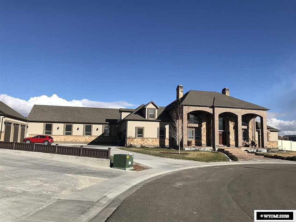 1st image of 375 Hemlock Dr