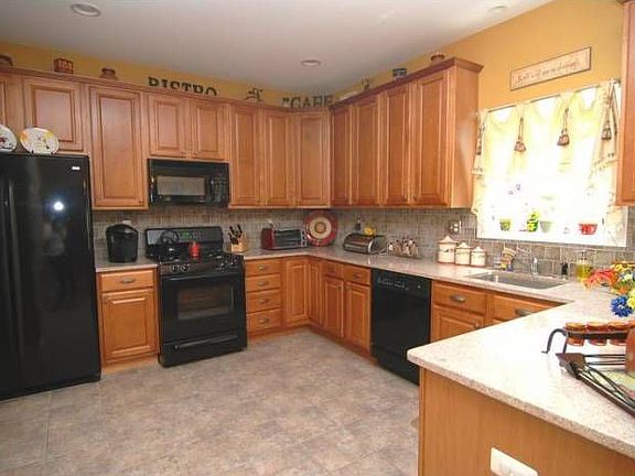 Upgraded kitchen,breakfast bar,