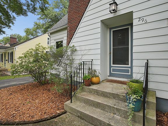 3rd image of 296 E Beaumont Rd