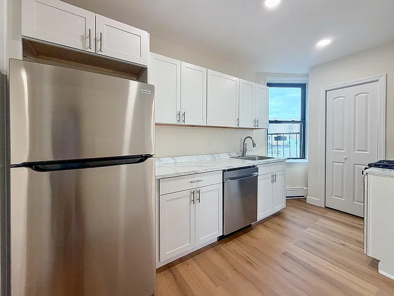 327 8th St #7 — Photo 3