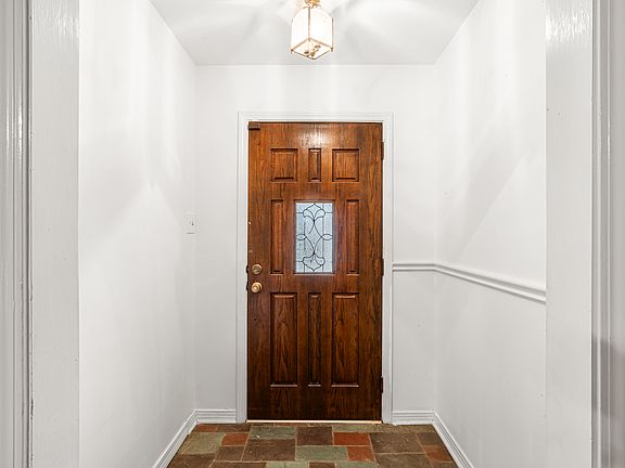 5th image of 324 Syracuse St