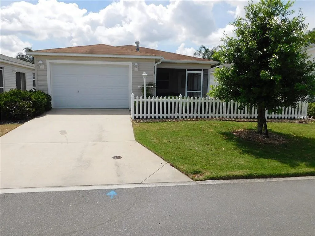 1647 Hickory Grove Ln — Photo 1