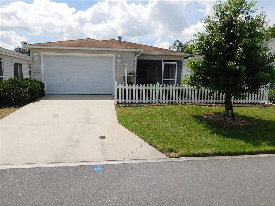 Close to pools, rec centers and Lake Sumter only 5 minutes away