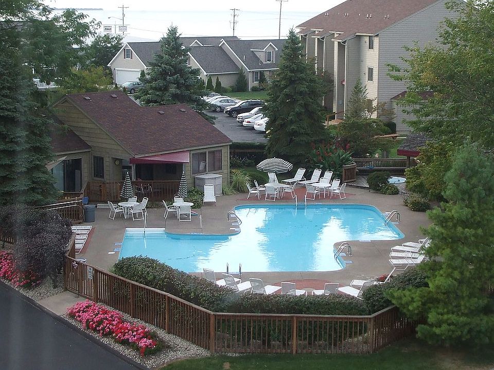 NEW 4 YR OLD SWIMMING POOL